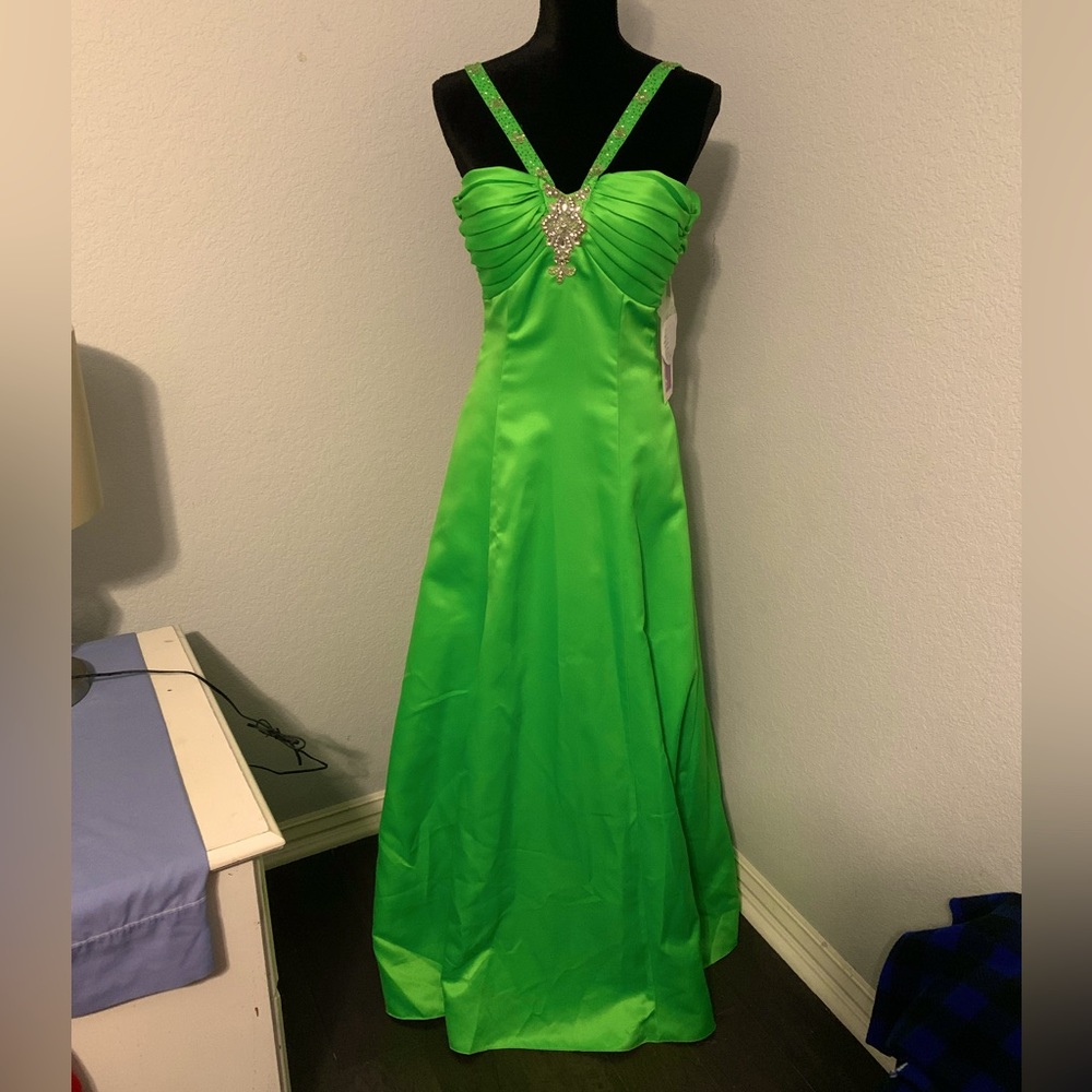 Hailey Logan by Adrianna Papell Long/Prom Formal Gown size 3/4 NWT